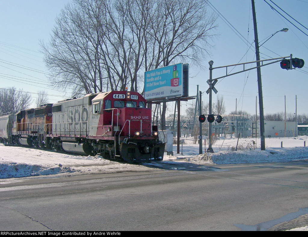 SOO 4419 approaching Commercial Avenue
